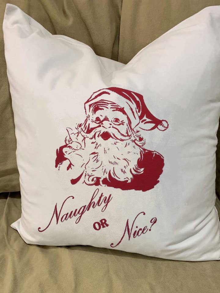 Vilain ou gentil ? Coussin Père Noël avec insert en plumes pour la vente par Monique Perry Art