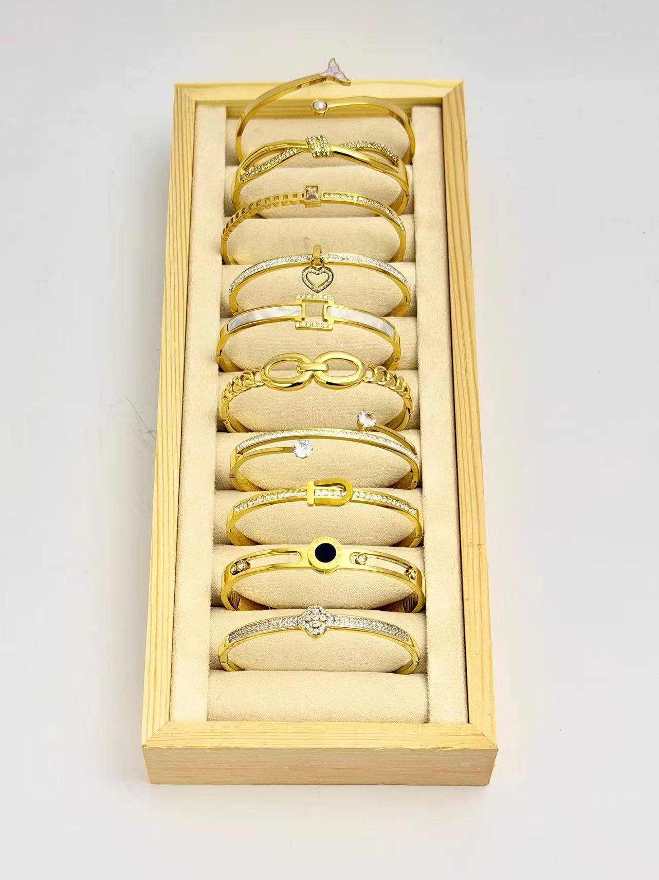 COSMOS - Wholesale Sieradenset - Set van 10 elegante armbanden van roestvrij staal op display1