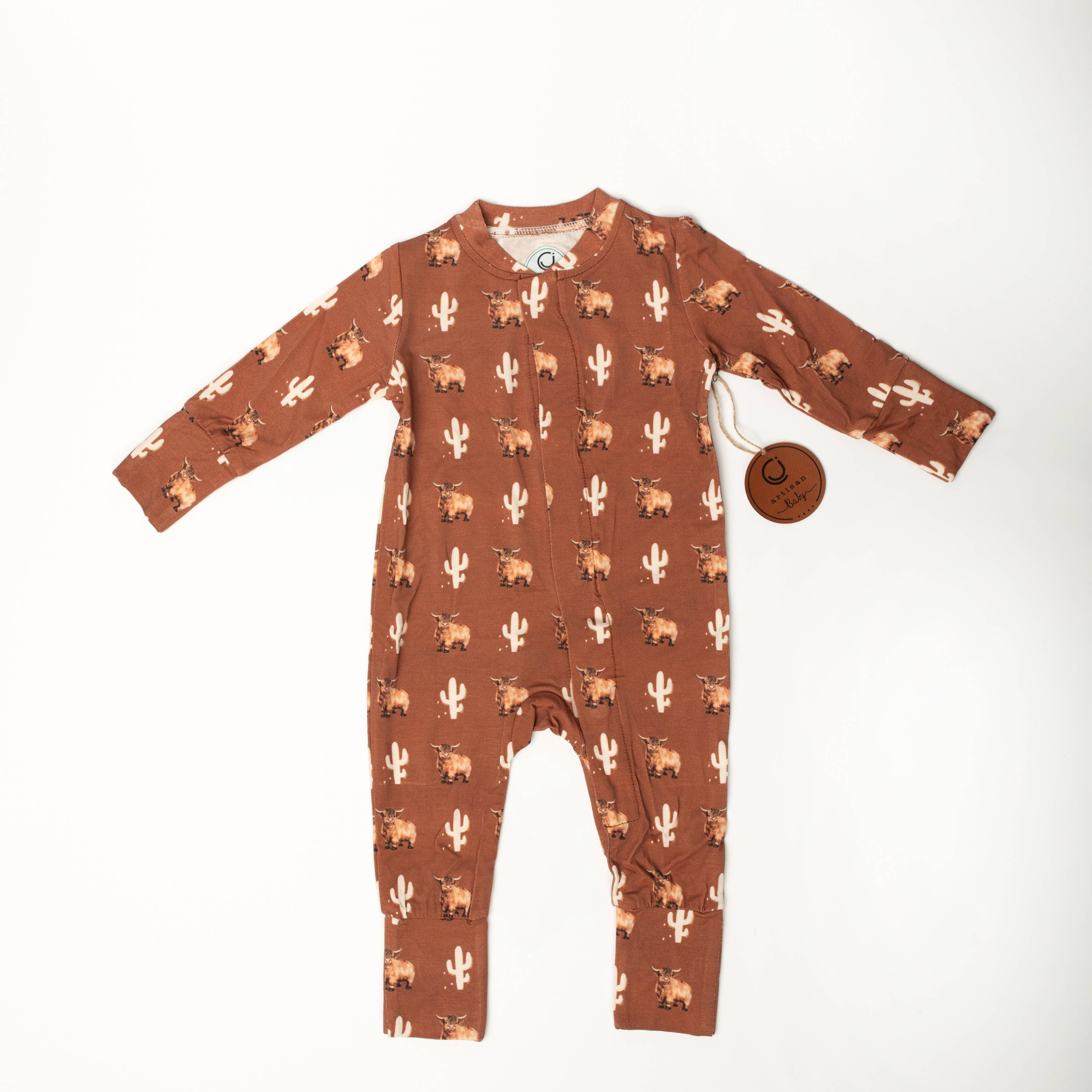 Charlie James Artisan Boutique – Fato de dormir – Bebé por atacado – Babygrow de Bambu Orgânico com Estampa de Vaca Highland e Cacto1