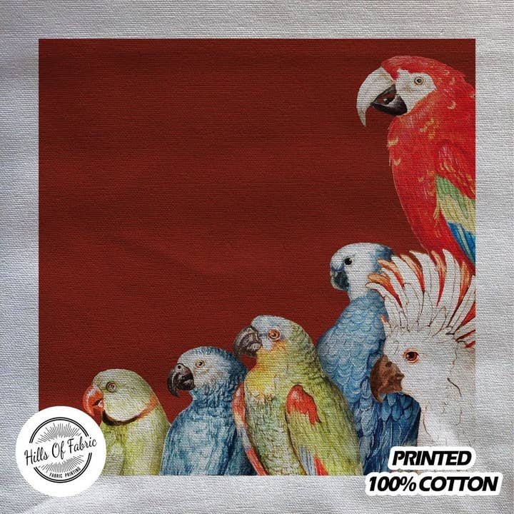 Panneau en tissu imprimé rouge jungle avec perroquet et oiseaux tropicaux pour la vente par Hills Of Fabric