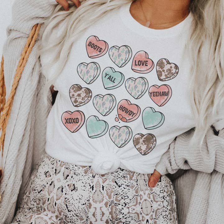 La camiseta estampada Western Candy Hearts se envía RÁPIDO para venta al por mayor de McCarty Branch Company