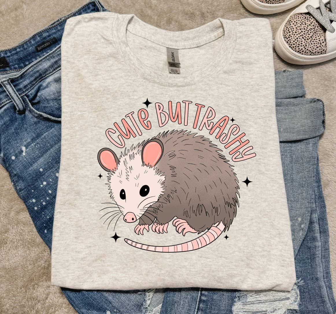 Southern Chic – T-shirt estampada - Mulher por atacado – T-shirt fofa mas com lixo