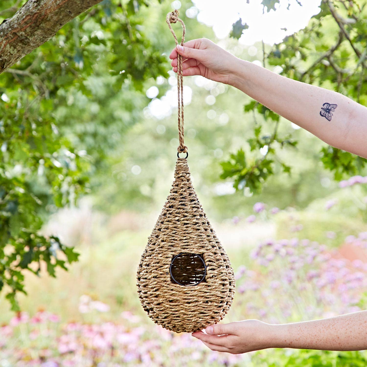 The Paper High Gift Company Limited – Großhandel Vogelhäuser – Großes handgefertigtes Tränenform-Munja-Vogelhaus1