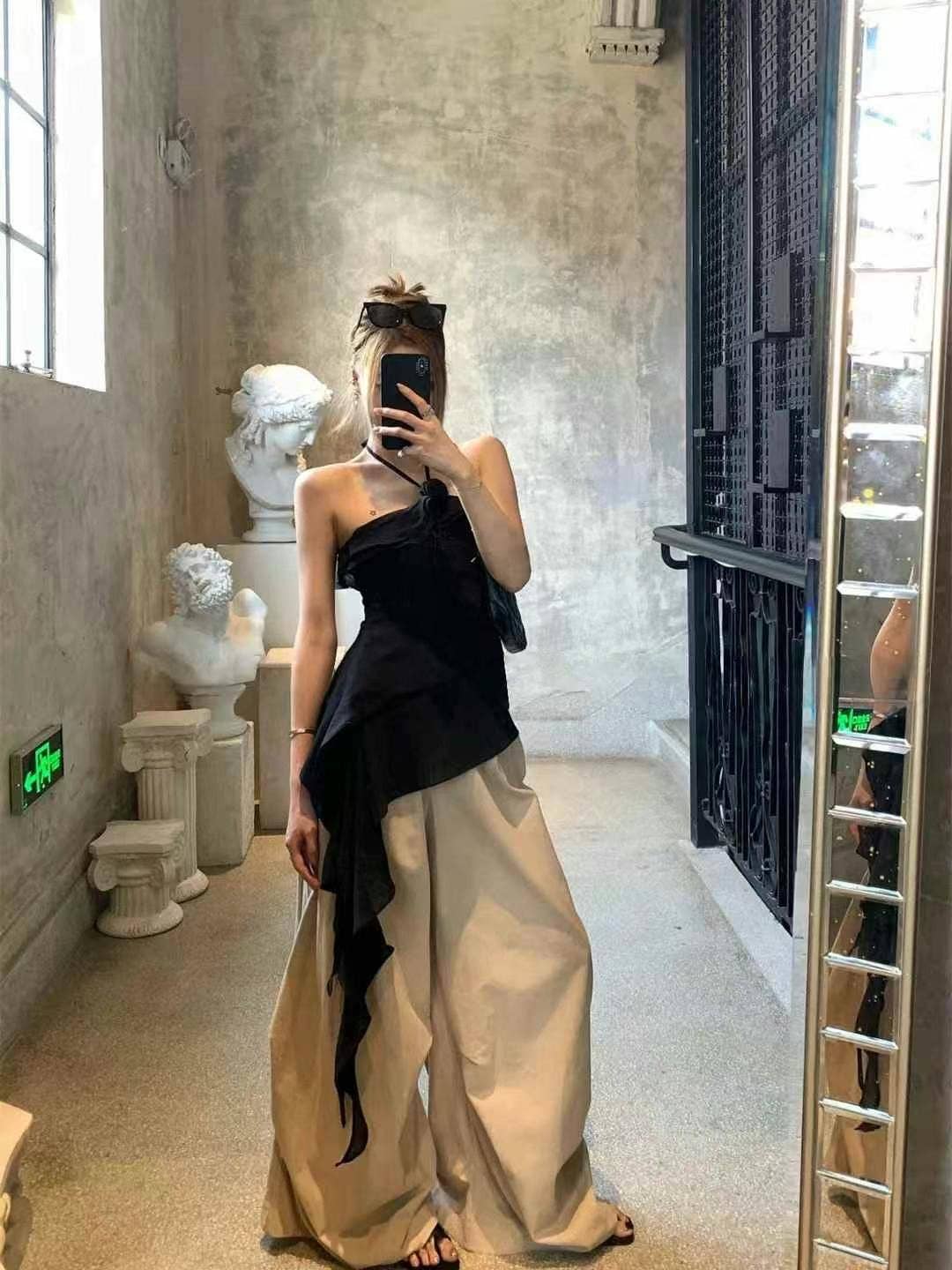 Preto Top de folhos estilo halter com detalhes rosie para venda a revendedores na Faire0