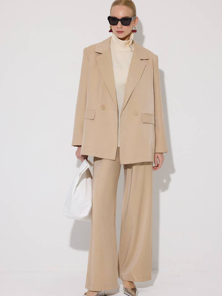 Completo giacca doppiopetto con colletto e pantaloni per la vendita all'ingrosso da parte di Touché Privé