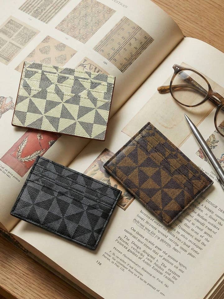 PM001 Porte-cartes motif triangle à sept fentes pour la vente par MiMi Wholesale