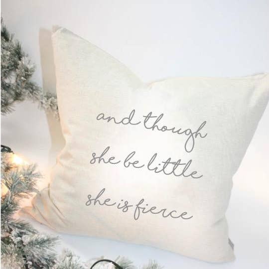 Petite et féroce taie d'oreiller pour la vente par Design District Co