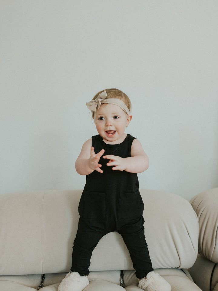 Panzerstrampler für den Großhandel von Jax & Lennon Clothing Co.