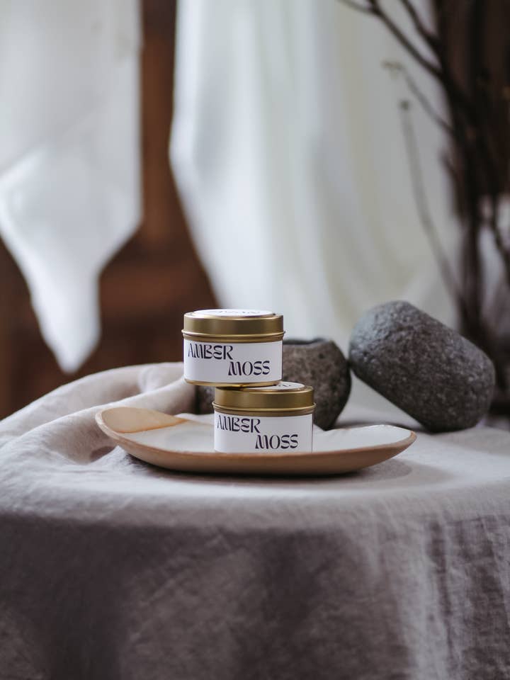 Ambermos/eikenmos en amberkleurige handgegoten kaars voor wholesale door The Sivan Collection