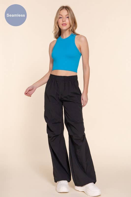 Active Basic | Active USA – Großhandel Strickoberteil – Damen – Ärmelloses, nahtloses Ripptop mit Rundhalsausschnitt15