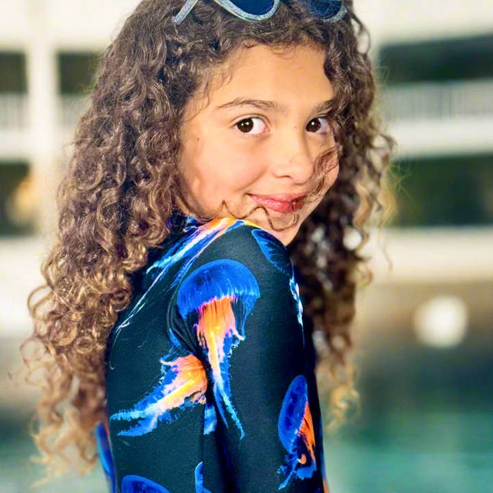 Mini Dream Rash Guard Une-Pièce-Imprimé Ocean Dream Land – Protection Solaire Durable avec Style. pour la vente par Sweet Penelope