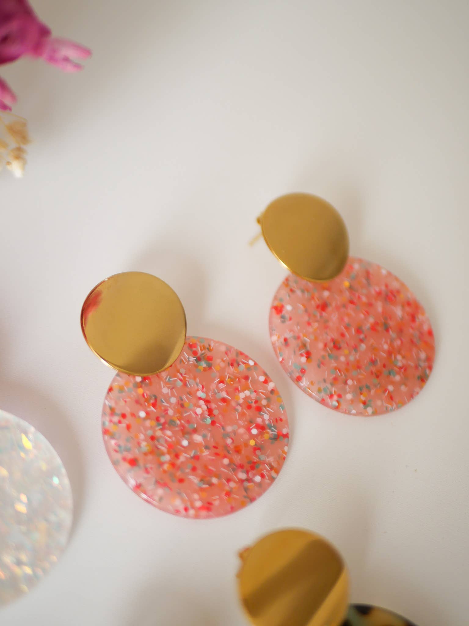 Azeria Création - Venta al por mayor Pendientes colgantes - Pendientes Pia con gancho de acero inoxidable y hebilla de acetato4