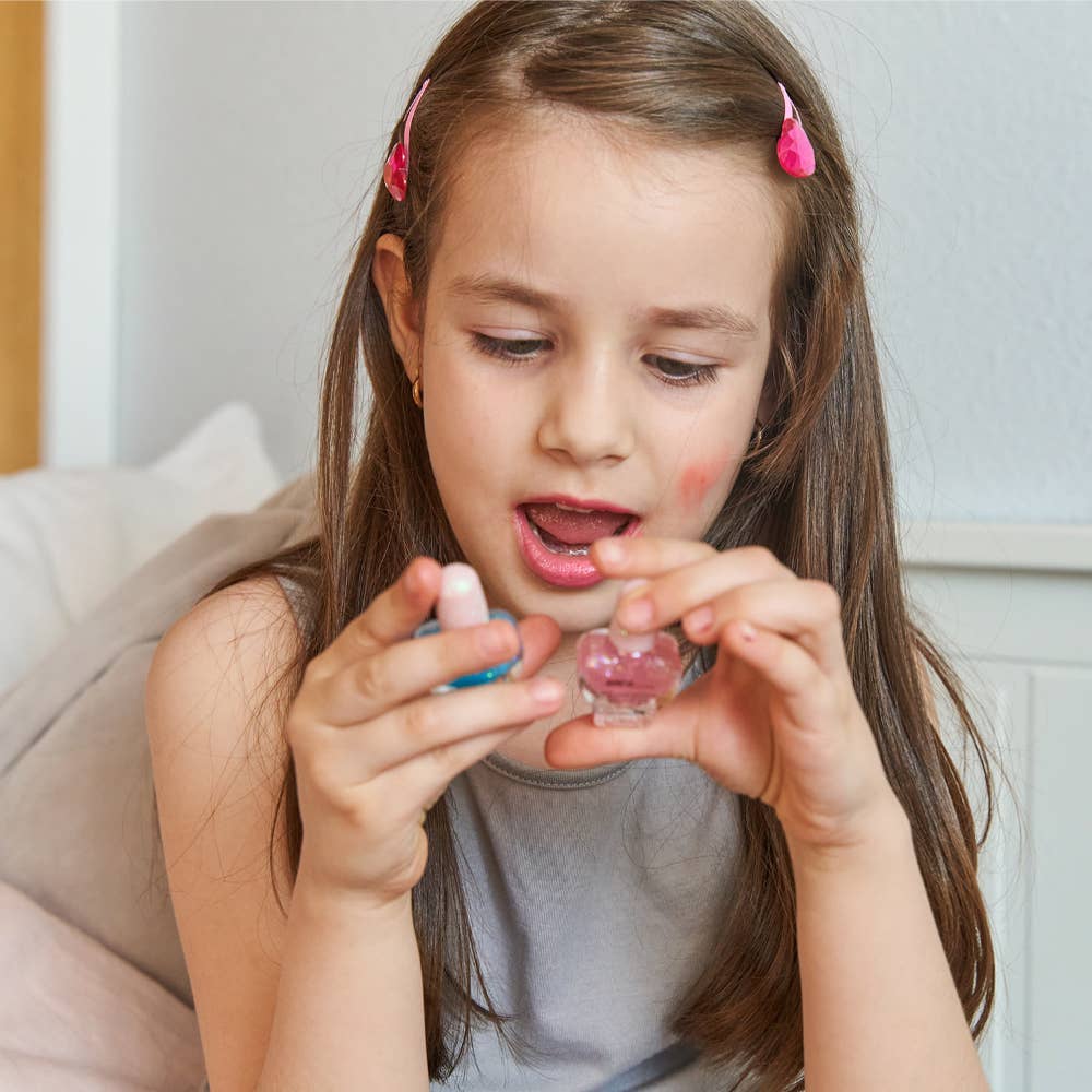 IKILIFE S.L - Wholesale Kids Makeup - Kids - Caramel Makeup Set - 1 Gloss, 2 Lipsticks and 2 Nail Polish2