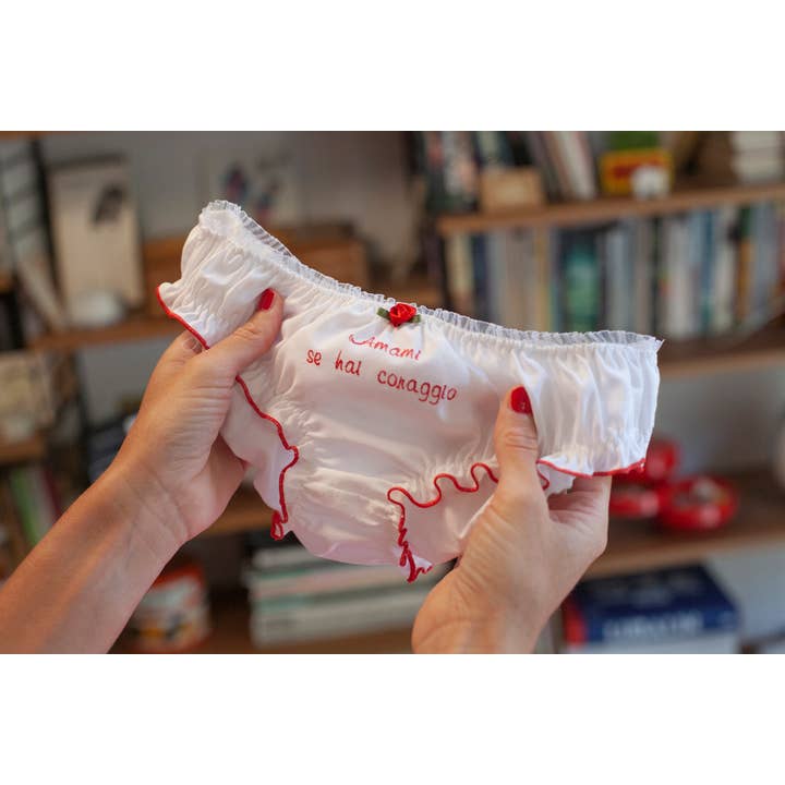 Hvide bomuldstrusser med broderede tekster for engroshandel hos Voilà Le Vélo