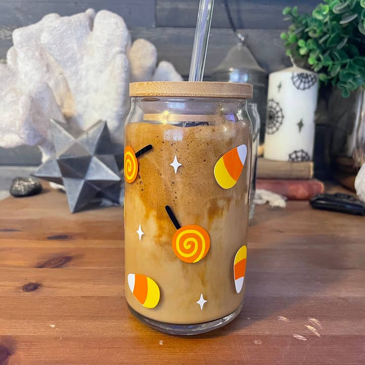 Tasse à café glacé Halloween Candy Corn - Canette en verre de 16 ou 20 oz pour la vente par Mickee Mariee