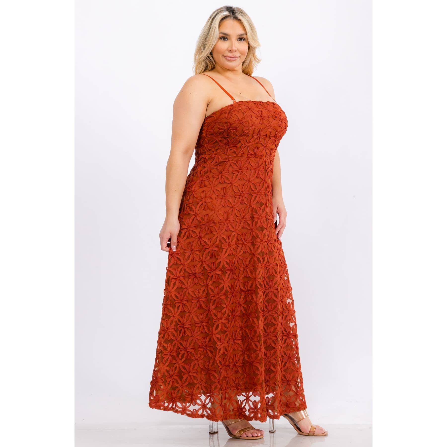 Curve Market - Vente Robe – femme - ROBE LONGUE À LIGNES EN APPLIQUE 3D GRANDE TAILLE1