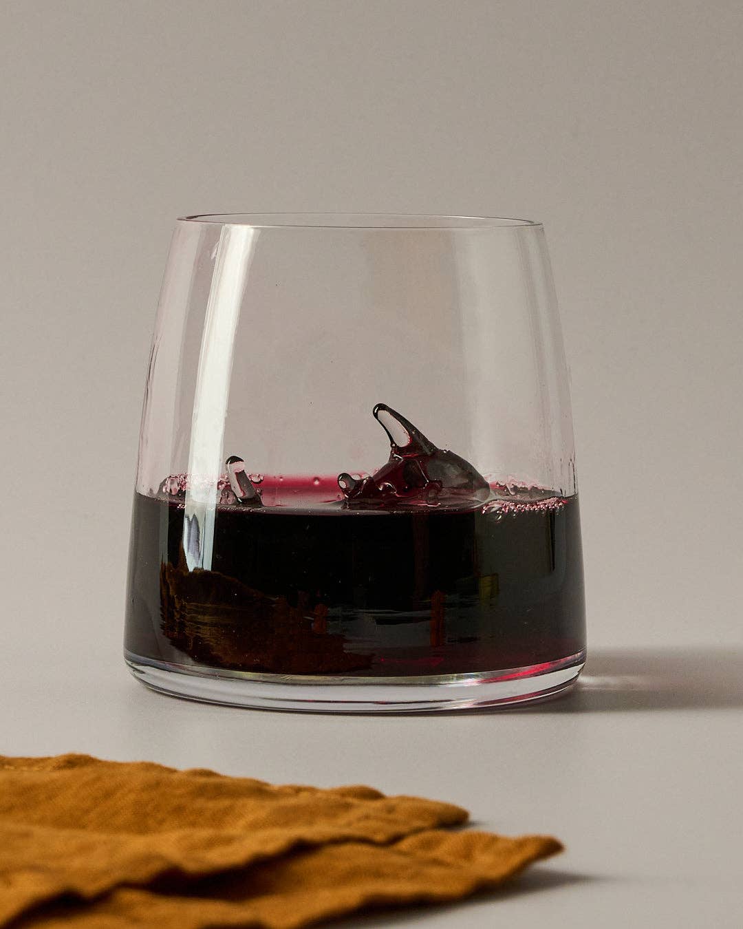 Glamuran Berlin - Wholesale Wine Glass - Glass with a shark inside, artistic wine glass1