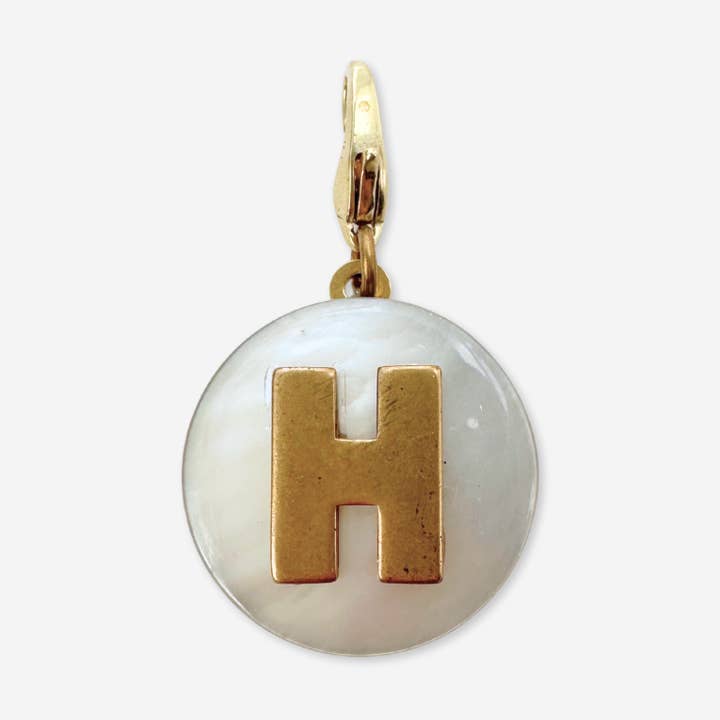 Colgante circular vintage de nácar y latón con monograma "H". para venta al por mayor de Lulu’s Petals