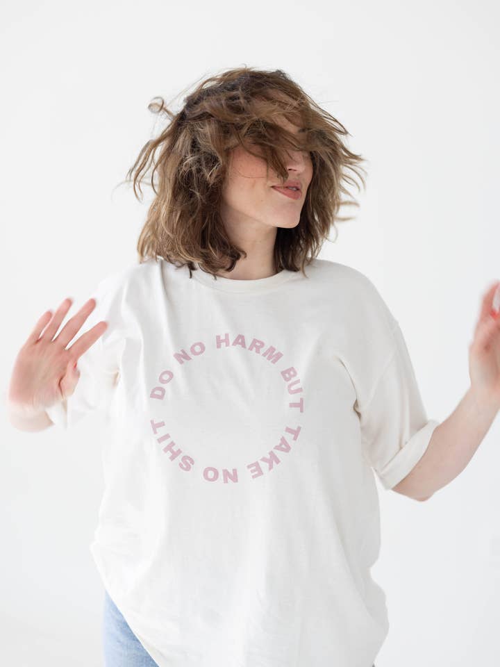 T-shirt graphique Do No Harm pour femme, t-shirt graphique organique, doux pour la vente par Polished Prints