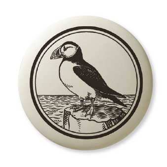 Boîte-cadeau pendentif en porcelaine macareux pour la vente par Touchstone Pottery