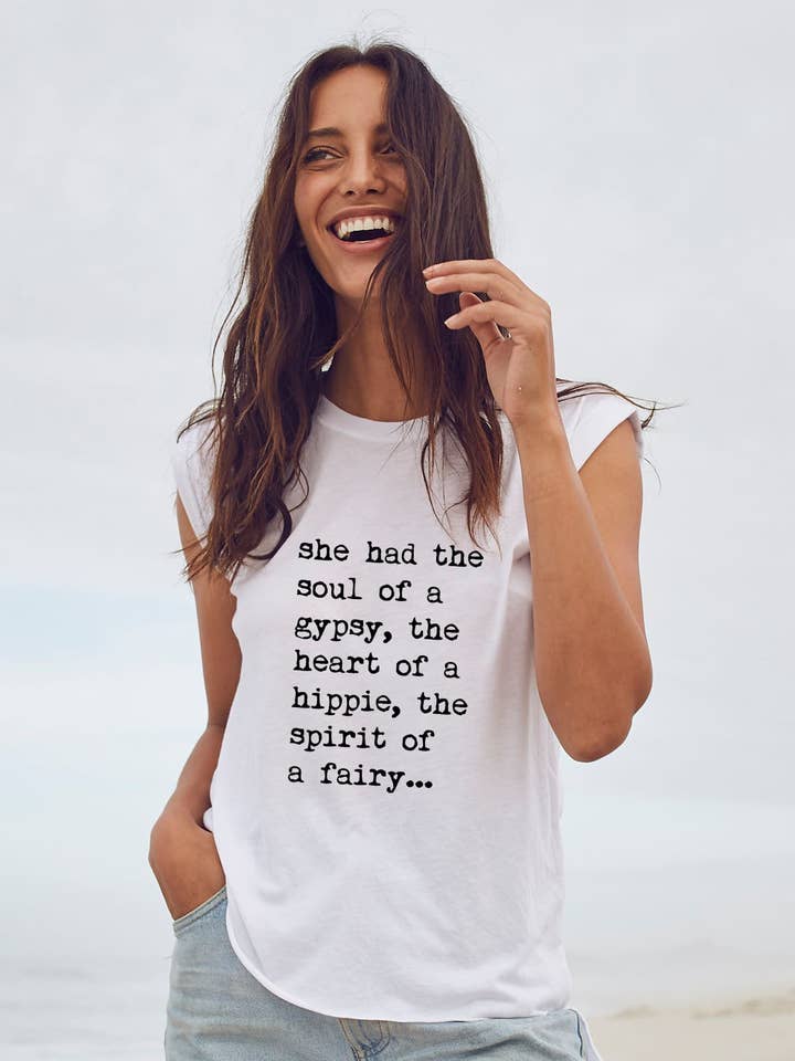 “Coração de um Hippie” Roll Tee por atacado de Om & Ah