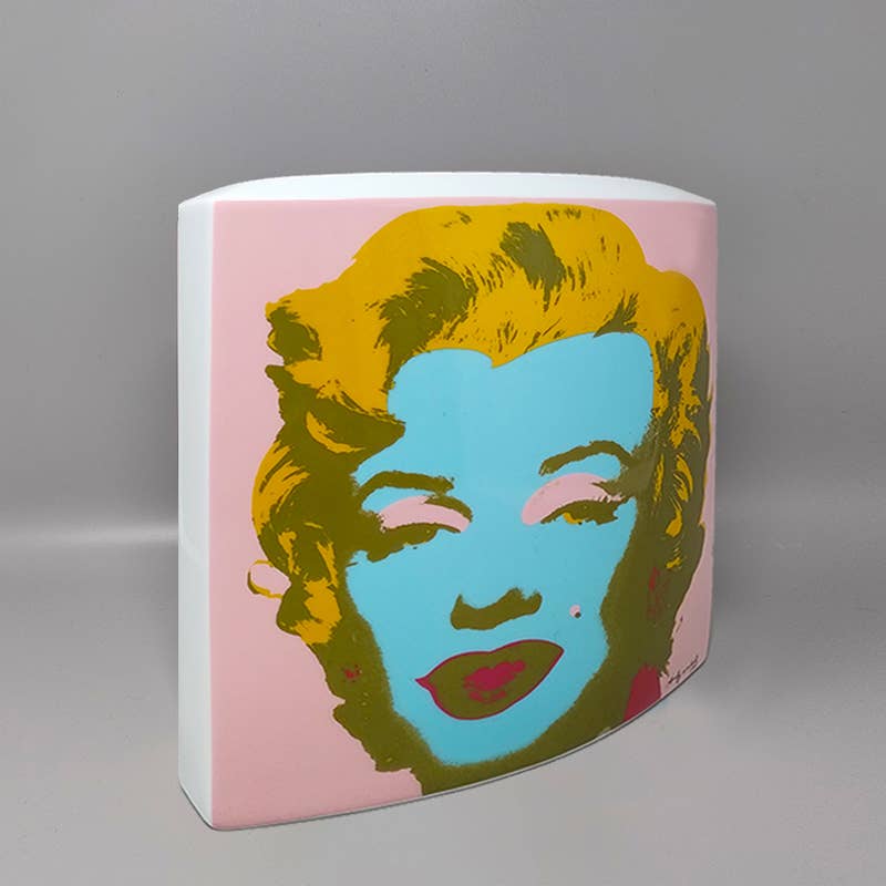 MadInteriorArt - Vendita all'ingrosso Vasi - Vaso Andy Warhol anni '90 per Rosenthal con sfondo rosa e blu, realizzato in Germania2