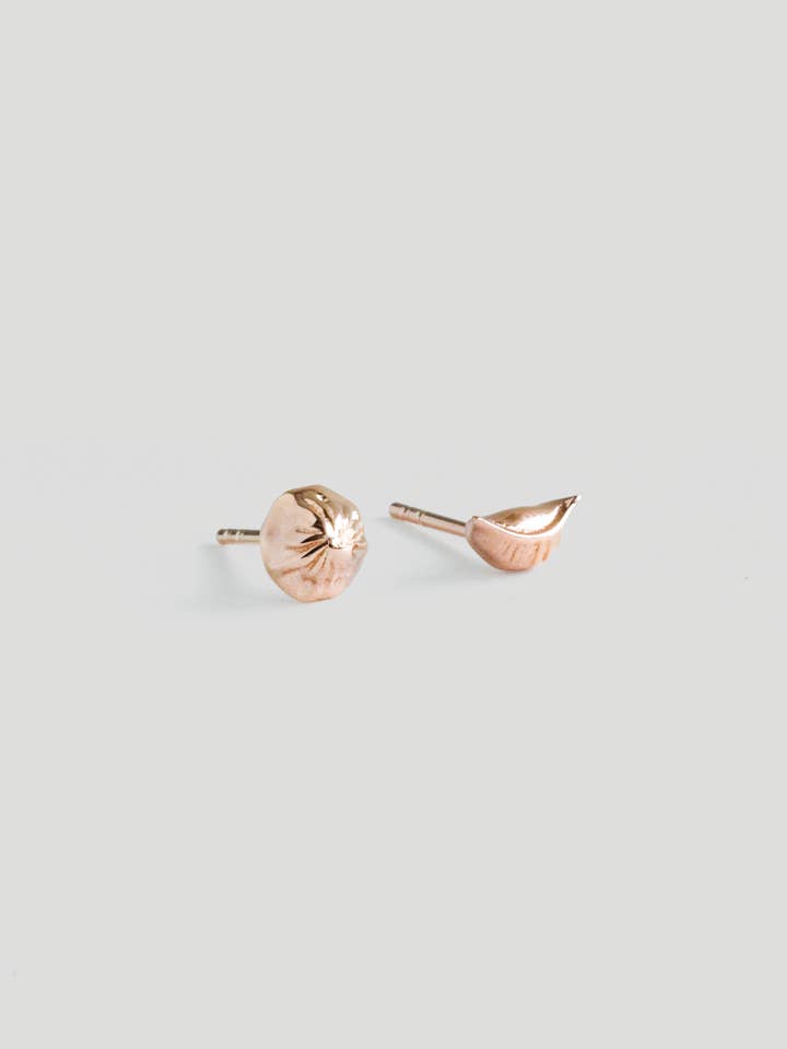 Clous d'oreilles Dumpling (or rose) pour la vente par CURIOUS CREATURES