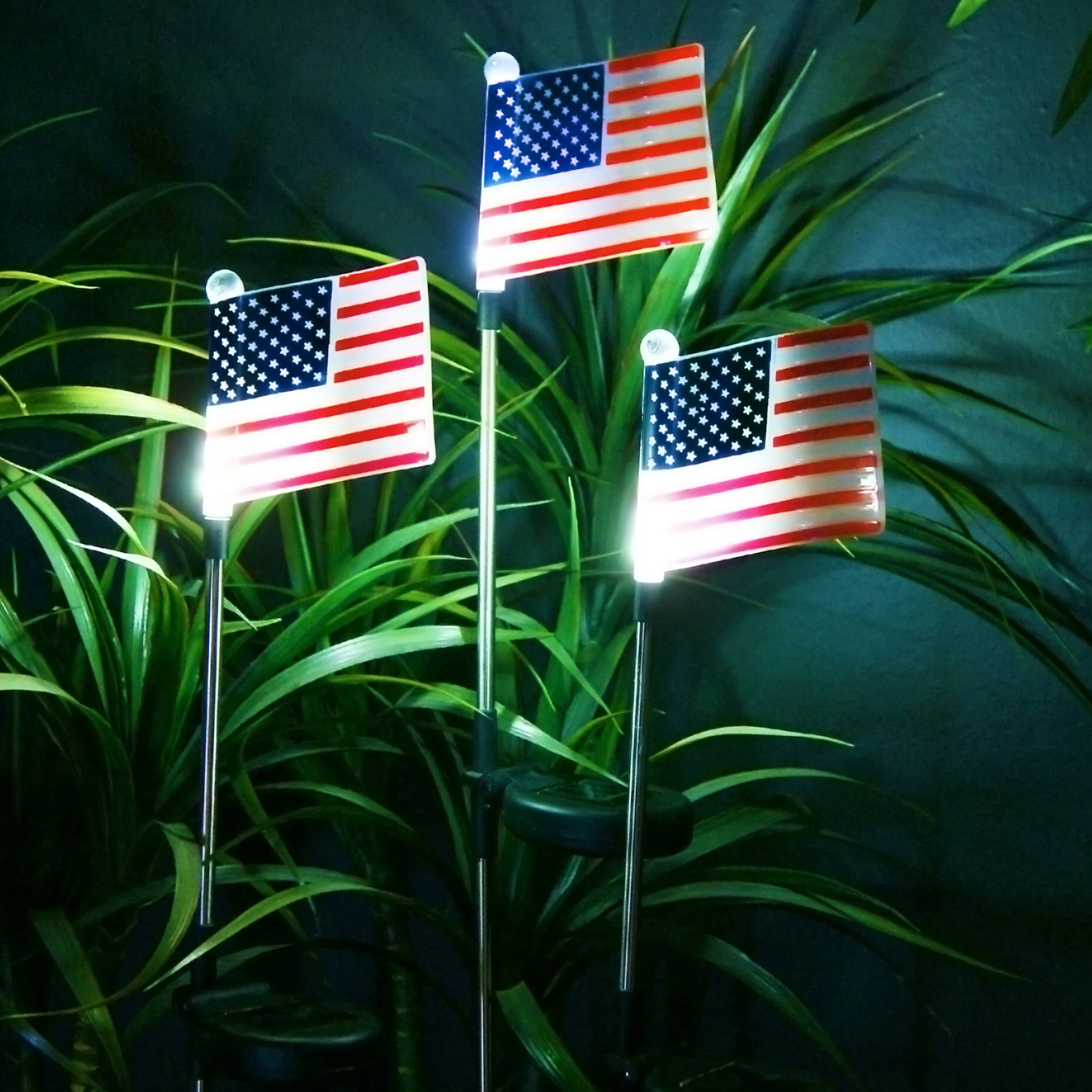 Alpine Corporation - Wholesale Garden/Lawn Stake - Solar USA Flag Stakes with White LED Lights -Tray Pack of 203