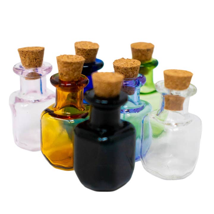Ensemble de 7 mini flacons en verre pour sorts pour la vente par Oreamnos Oddities