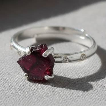 Anillo ajustable de granate hecho a mano en su forma natural para venta al por mayor de Aromatik Australia