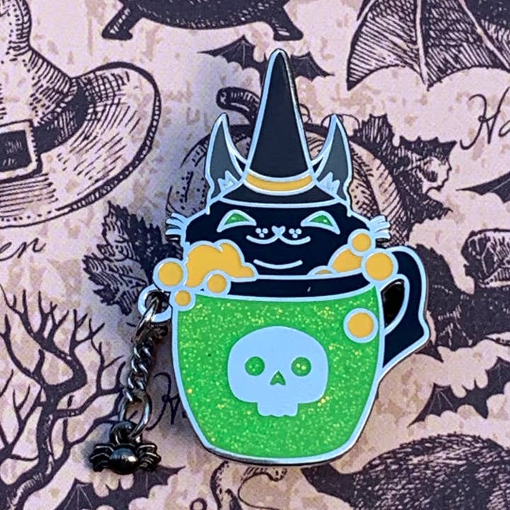 Poison Tea Cat Emalje Pin for engroshandel hos Ash Evans
