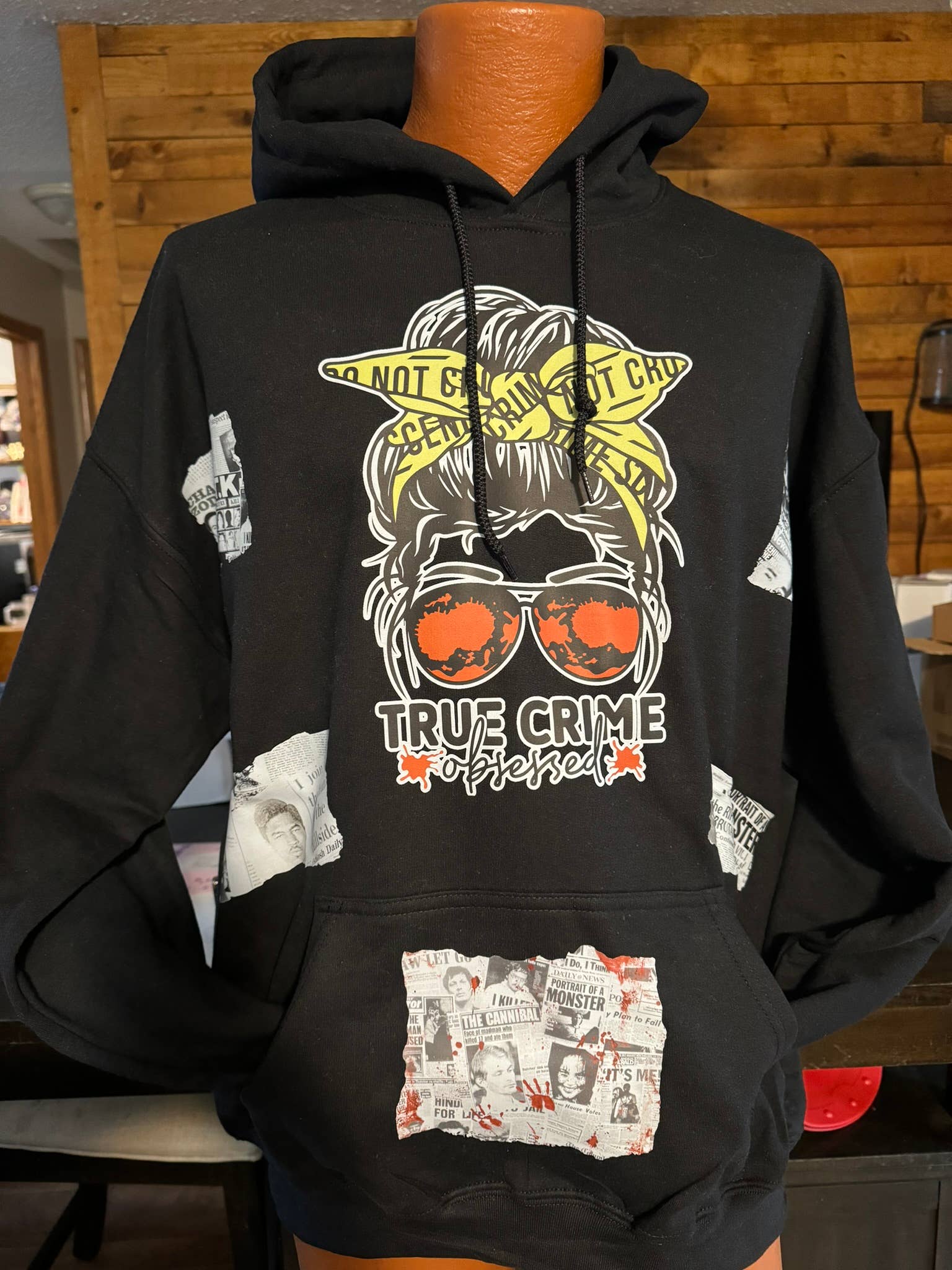Zombie Paws – wholesale Hoodie - Dam – True Crime Obsessed Hoodie Med Nyheter Klippbilder0