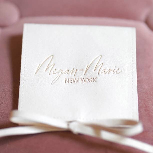 Vierkante stropdaszak voor wholesale door Megan-Marie Jewelry