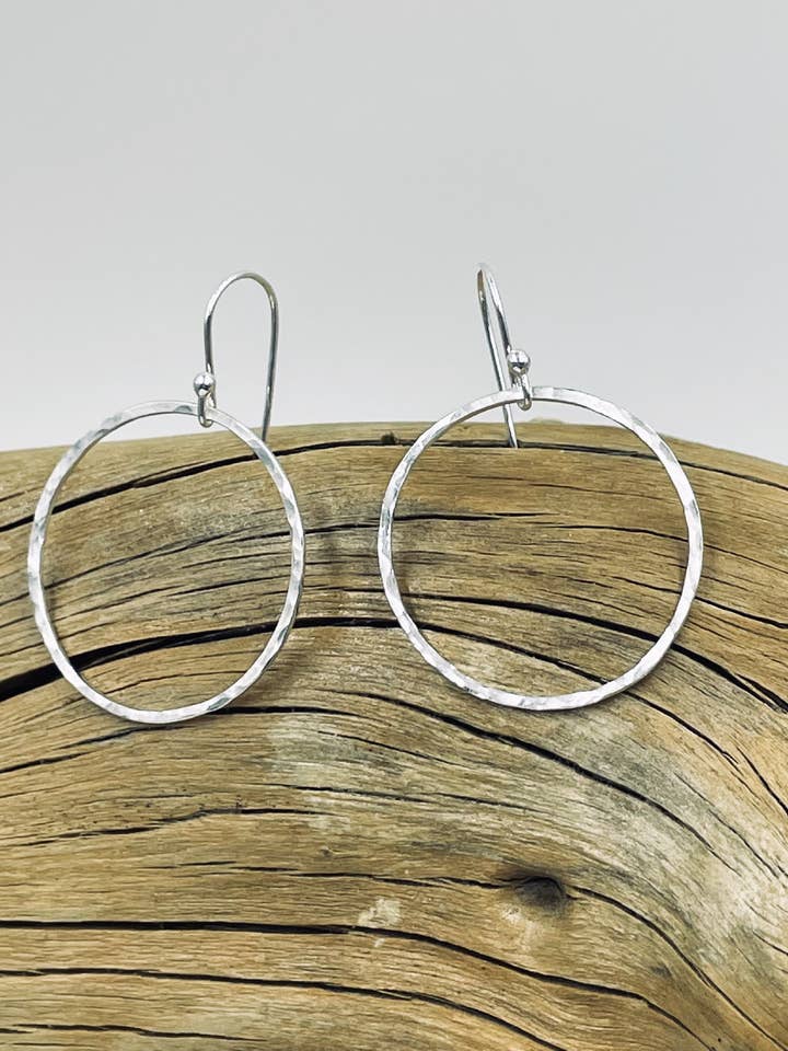 Gli orecchini Judy per la vendita all'ingrosso da parte di Delicate Hardwear