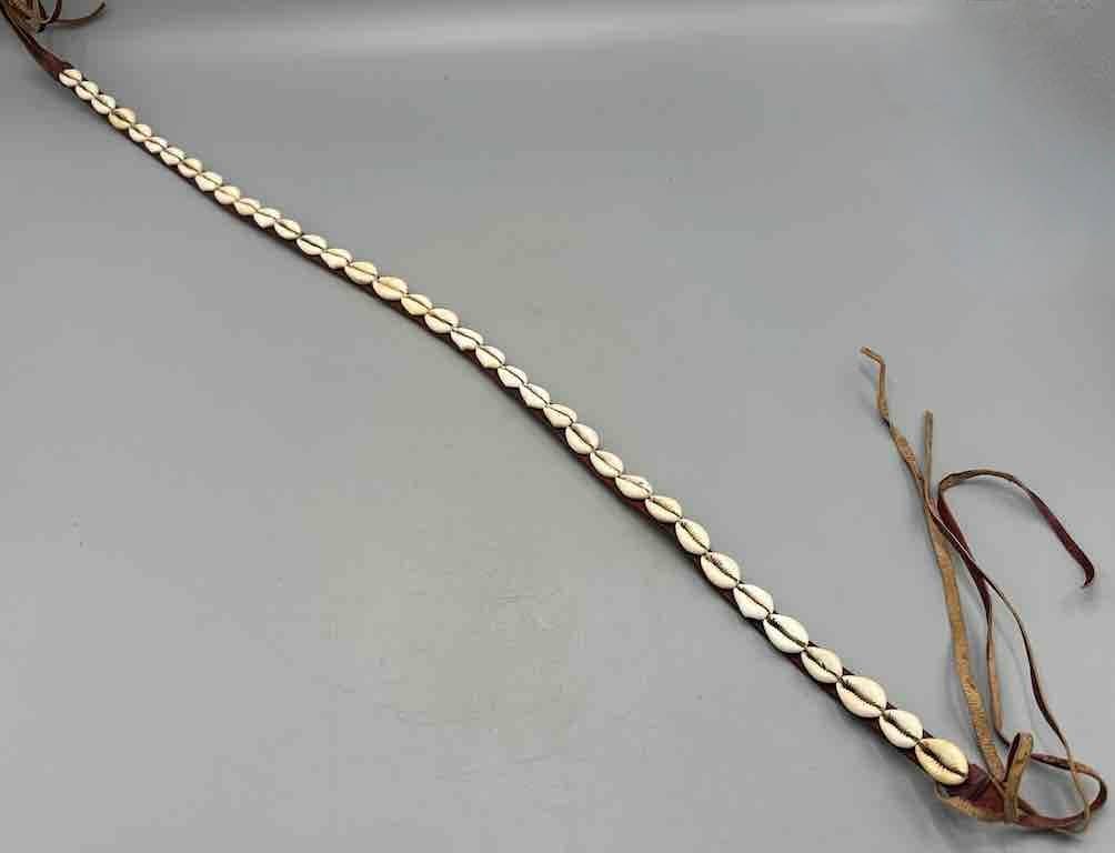 The Niger Bend – Großhandel Gürtel – Damen – Schmaler afrikanischer Krawattenverschluss aus echtem Kaurimuschelleder47