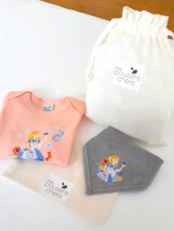 Alice pyjamas og bandana gave sæt for engroshandel hos Nos poussins chéris