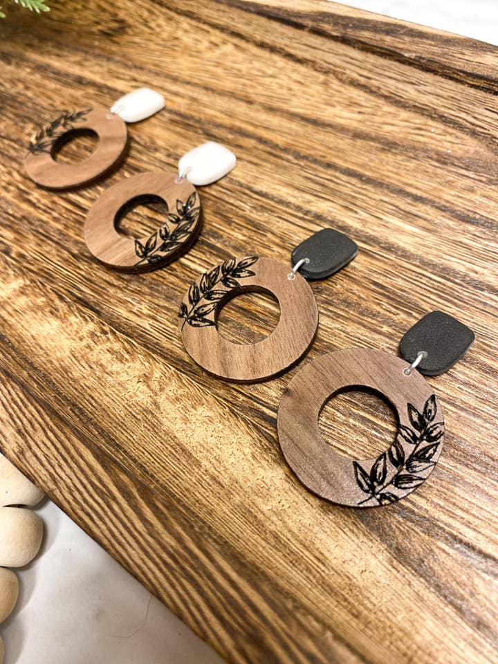 Boucles d'oreilles pendantes botaniques en bois et argile pour la vente par McKinley Clay