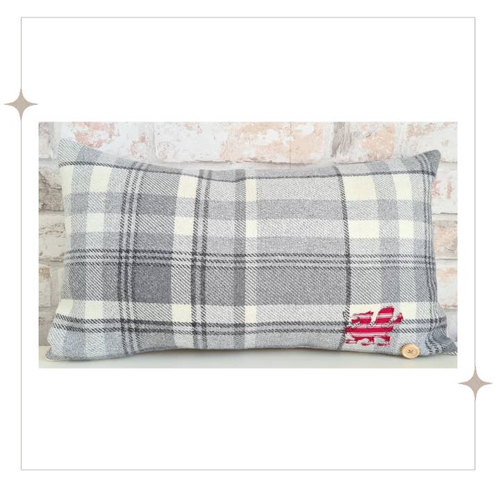 Coussin rectangulaire petit dragon gallois pour la vente par Sweet Williams