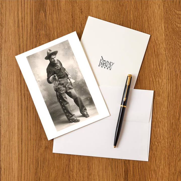 Found Image Press - Vente Assortiments de papeterie/cartes - Carte de vœux CB-66 Cowboy pointant un pistolet1