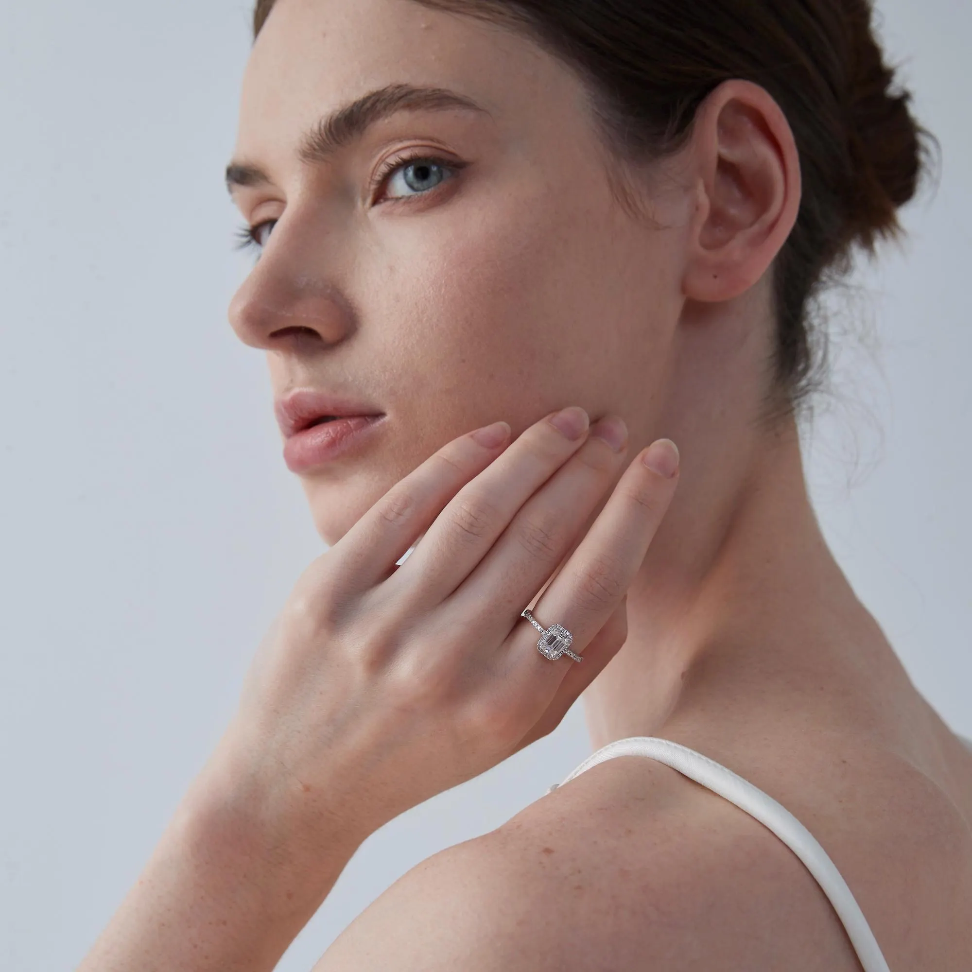 Perimade & Co. LLC - Vendita all'ingrosso Anelli di fidanzamento - Anello Principessa Moissanite Taglio Smeraldo in Argento Sterling 9251