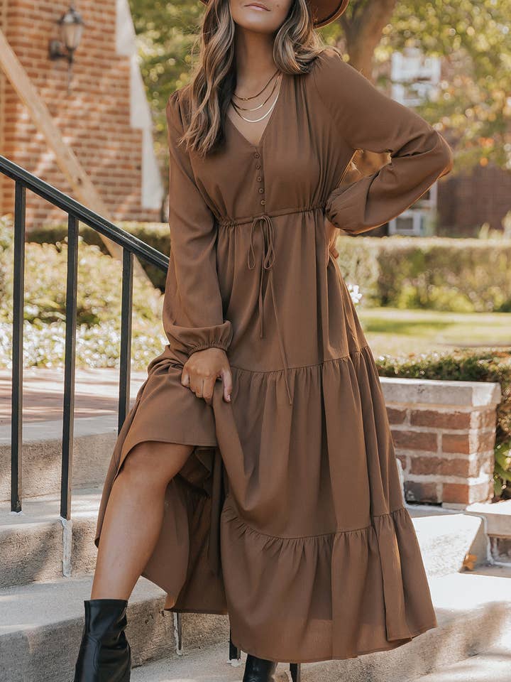 Robe longue à volants à manches longues unie marron avec boutons et col en V pour la vente par Suhkasana