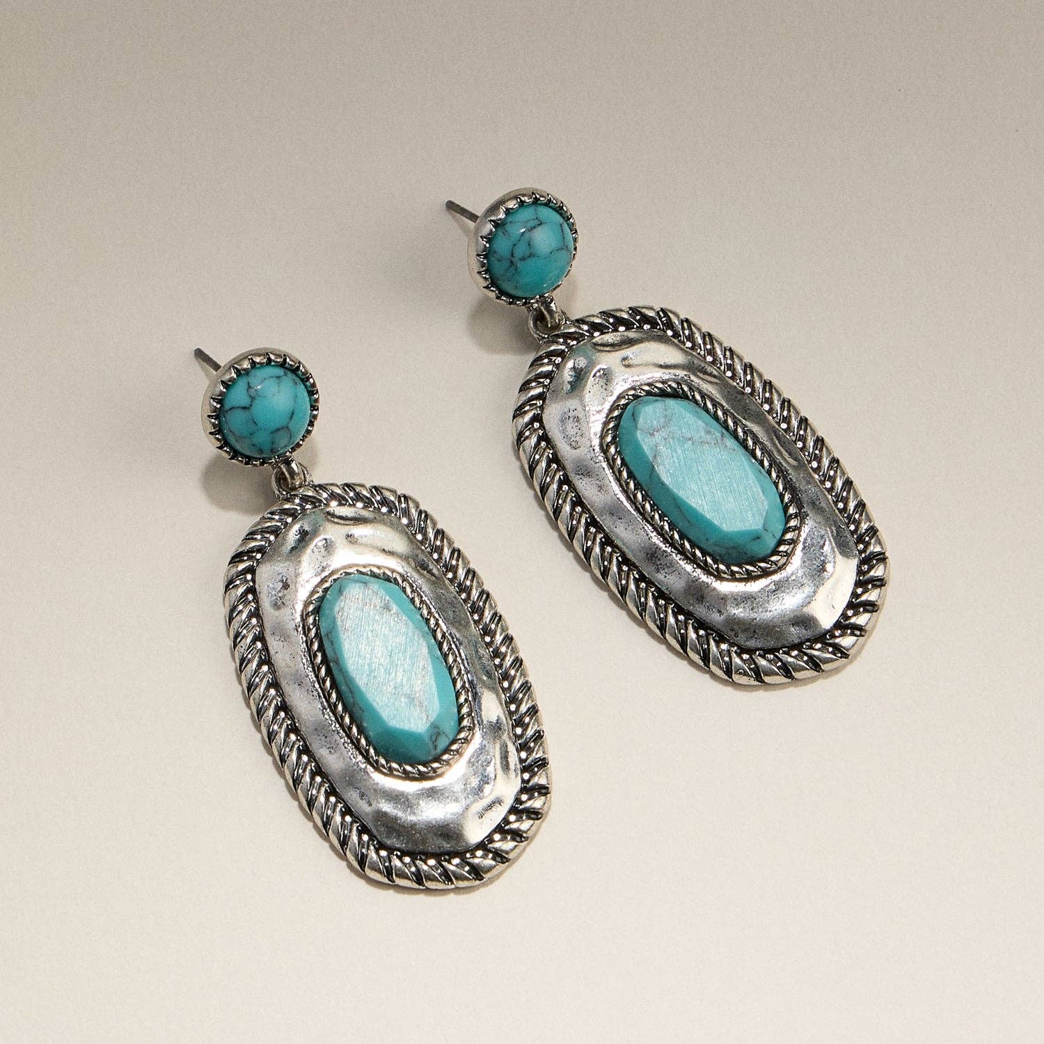 Turquoise Boucles d'oreilles pendantes ovales en pierre turquoise style western en vente sur Faire0