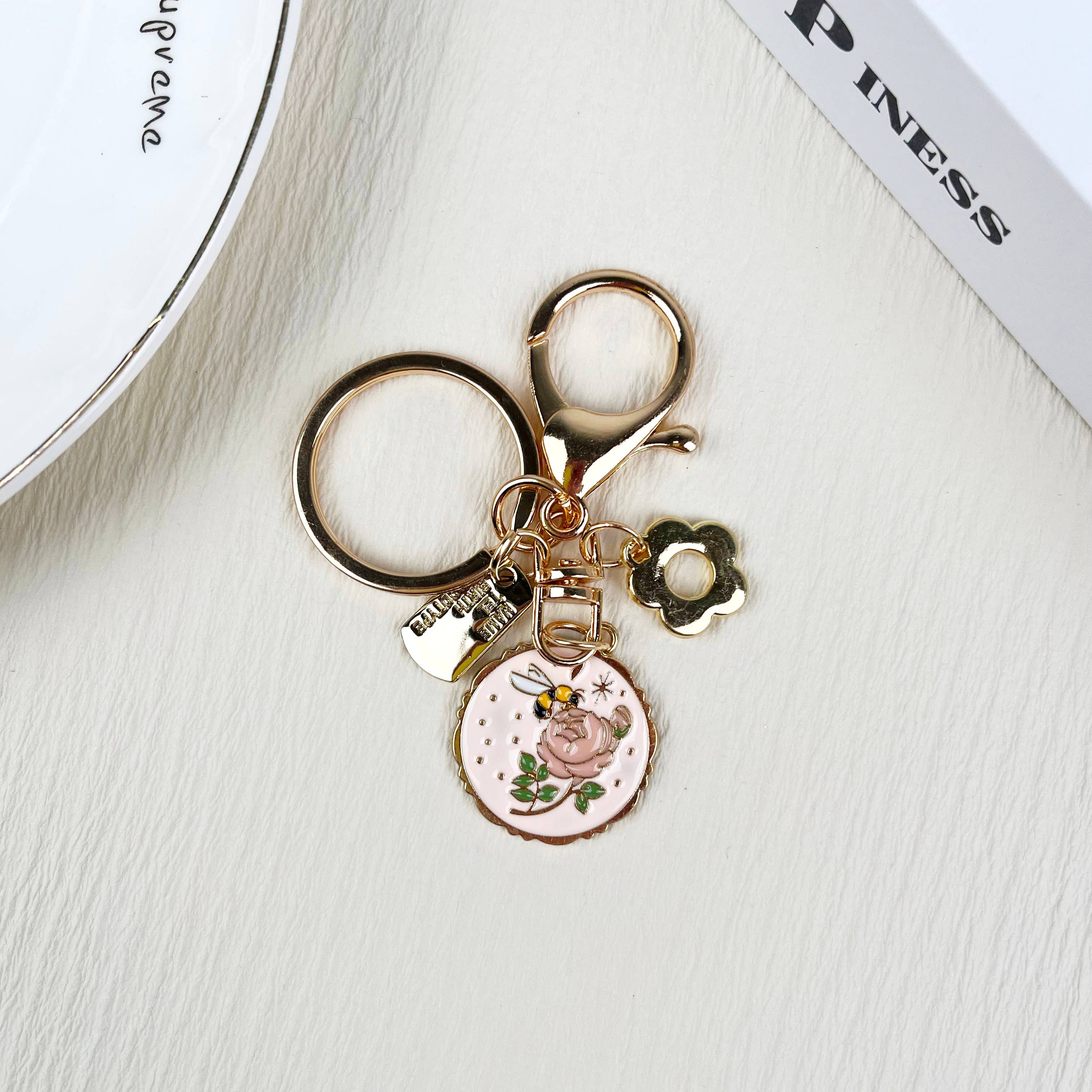 SoapElenGlen – Großhandel Schlüsselanhänger – Damen – Maiglöckchen Schlüsselanhänger mit rosafarbenem Anhänger2