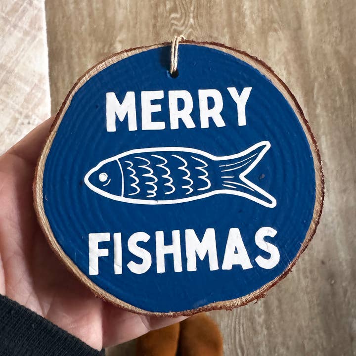 Ornement de Noël en rondin de bois Joyeux Poissonmas pour la vente par Stone Donut Design, LLC