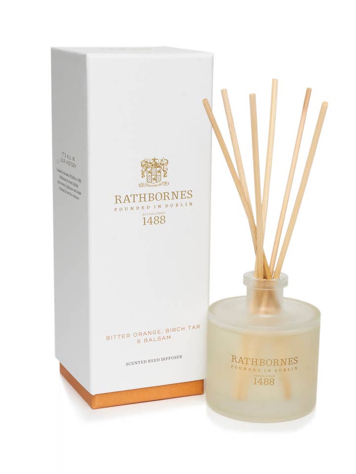 Diffuseur à roseaux parfumé à l'orange amère, goudron de bouleau et baume pour la vente par Rathbornes 1488