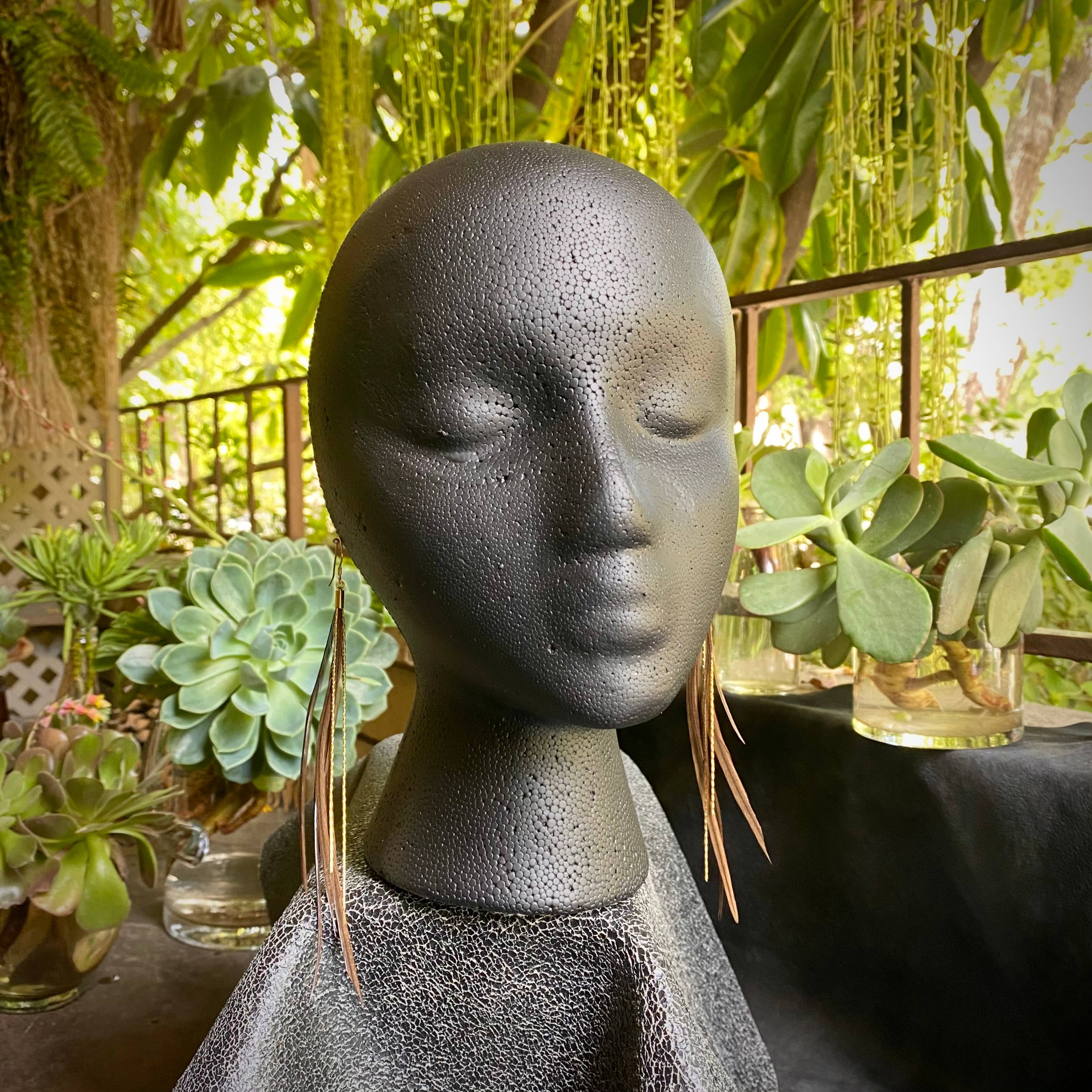 ASTALI - Vendita all'ingrosso Orecchini con nappe - Mini orecchini a forma di piuma, color tortora e oro, orecchini western in stile bohémien3