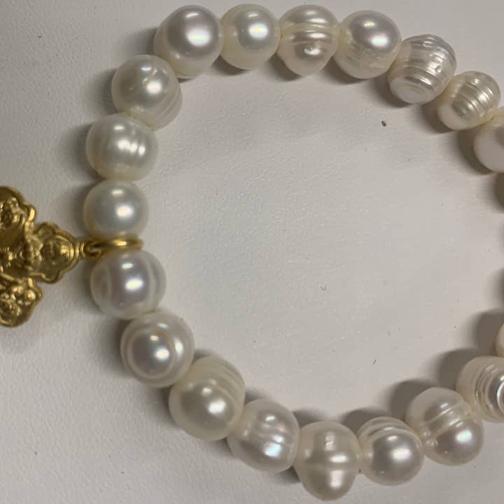 Bracelet en perles de nacre avec médaille croix à 4 voies pour la vente par Weisinger Designs