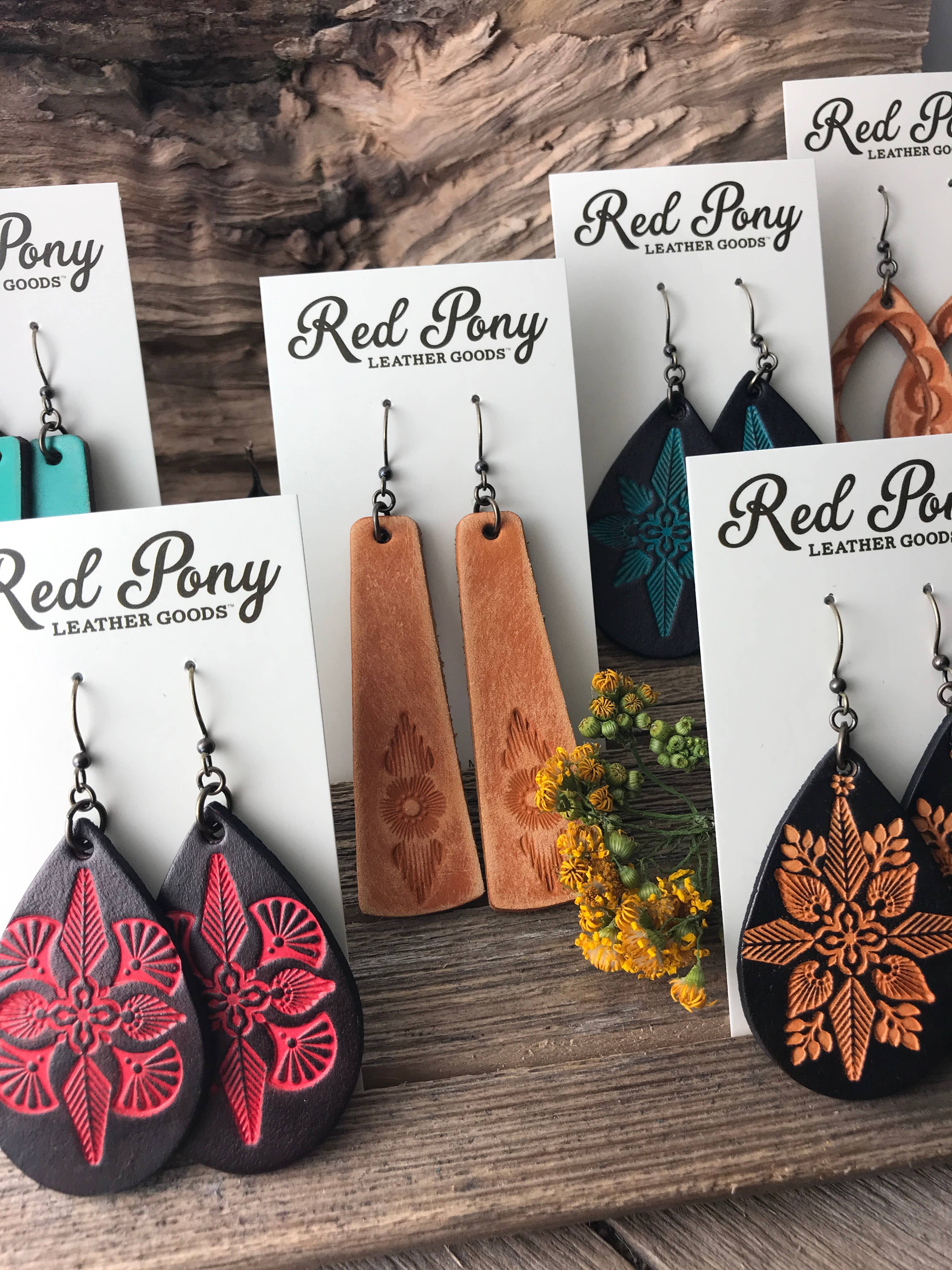 Red Pony Leather Goods – Engroshandel Hængeøreringe og creoløreringe – Håndværktøj Mandala læder øreringe i lyse farver6