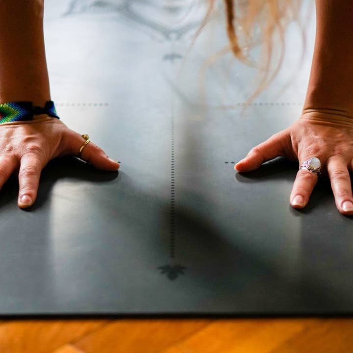 MALA Yoga - Vendita all'ingrosso Tappetini da yoga - Tappetino da yoga Mala INSTAGRIP Black Lotus2