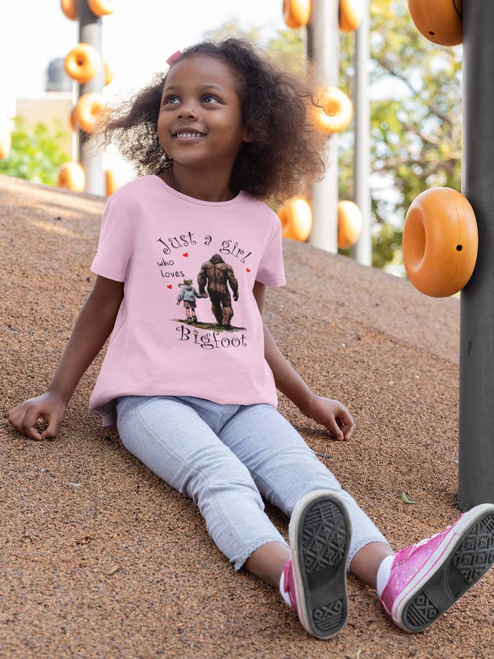 Squatchin’ Country - Vente T-shirt sérigraphié – enfant - Just a girl who loves Bigfoot - chemise pour jeunes/tout-petits (rose)2